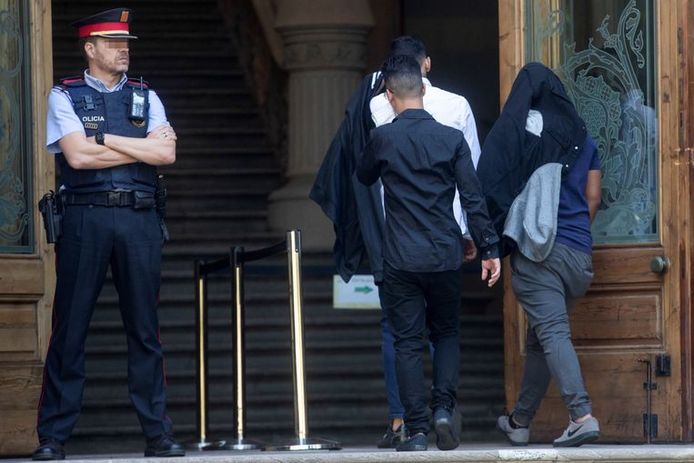 Les auteurs arrivent au procès