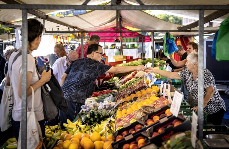 Wie graag betaalt met briefjes en munten moet op de markt zijn. Beeld ANP /  ANP