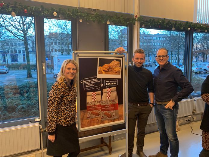 Mariëlle van Lieshout (oesterzwamkweker) met Bart Witteveen (Streeckhuys) en Bart Vedder (bakkerij Vedder) bij de presentatie van het Zwam worstenbroodje in Breda.