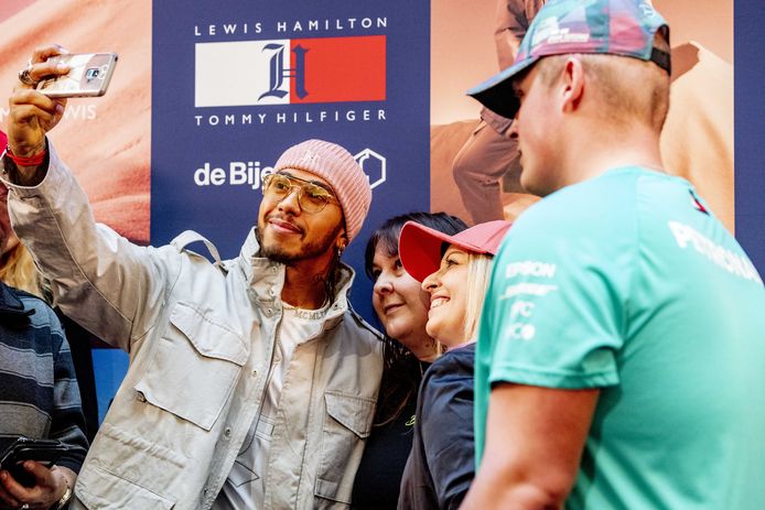 Lewis Hamilton in de Bijenkorf met fans.