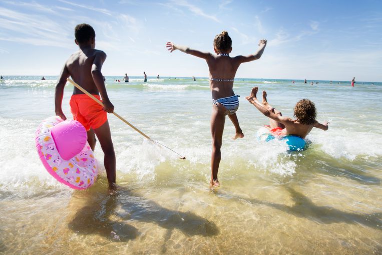Spelende kinderen in Castricum aan zee Beeld Sanne De Wilde