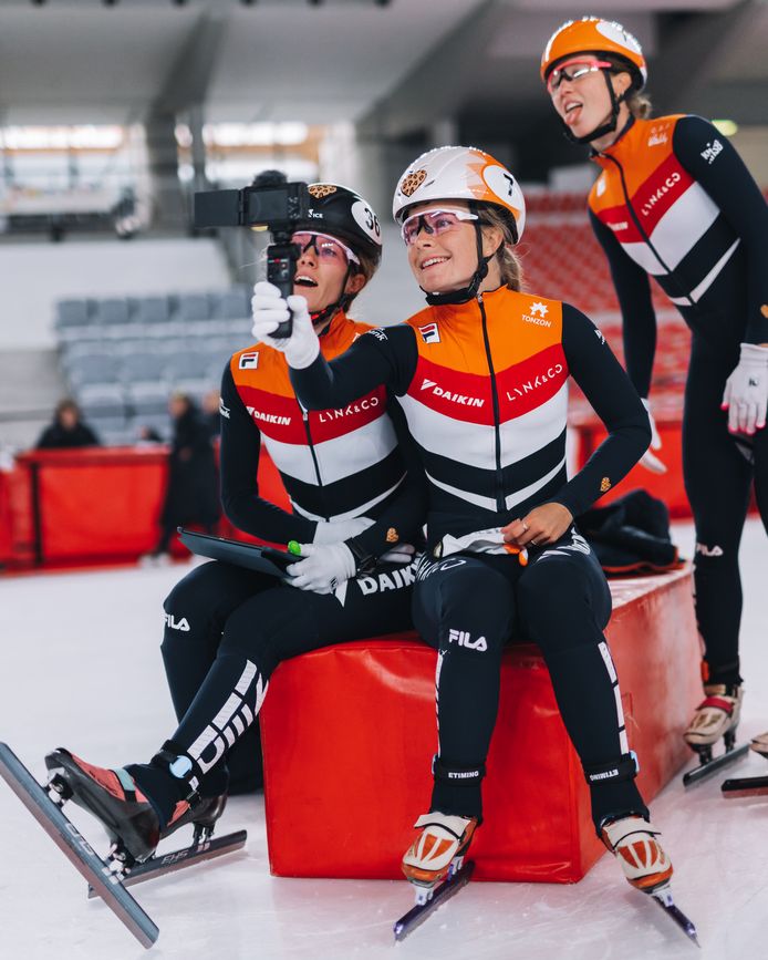 Yara van Kerkhof vlogt samen met haar teamgenoten.