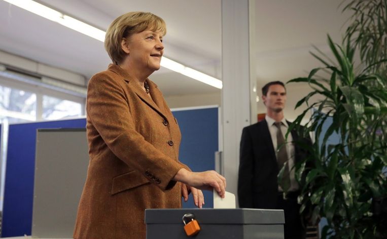 Bondskanselier Angela Merkel zondag bij het uitbrengen van haar stem in Berlijn. Beeld epa