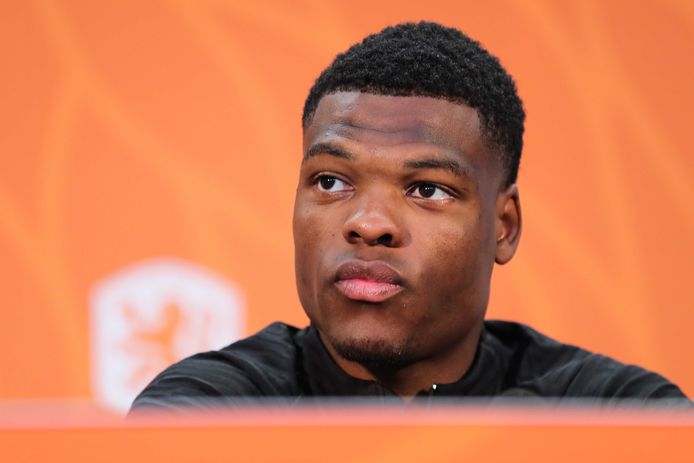 Denzel Dumfries bij een van de persconferenties van Oranje.