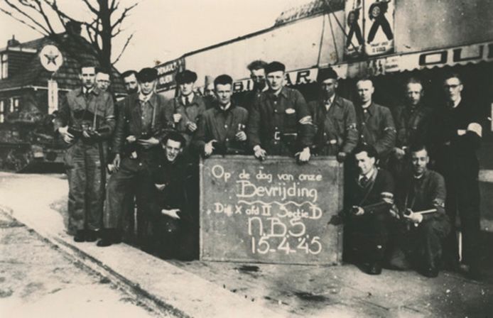 De verzetsgroepen verenigden zich rond de bevrijding in de Binnenlandse Strijdkrachten.  Hier poseert een afdeling van de BS S. bij het 'Oud Tolhuis' van Leeuwarden. Liepke Scheepstra, vader van Sjoukje Scheepstra, behoorde tot deze afdeling.