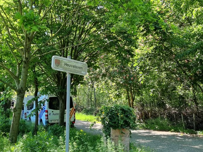 Archiefbeeld. De afgelopen weken werden verschillende zoekacties georganiseerd in het Dilserbos in Dilsen-Stokkem. De voortvluchtige militair heeft jarenlang in een recreatiedomein in het bos gewoond.