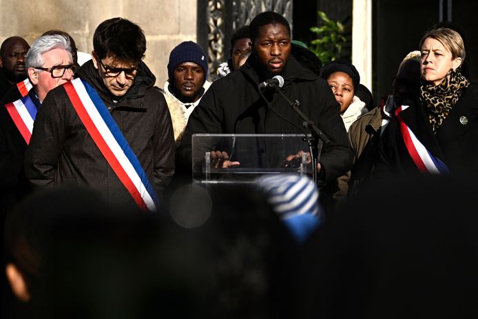 De broer van Sedan tijdens  een bijeenkomst ter ere van de 14-jarige tiener in Saint-Denis.