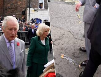 Beelden tonen hoe koning Charles en Camilla met eieren bekogeld worden bij bezoek aan York