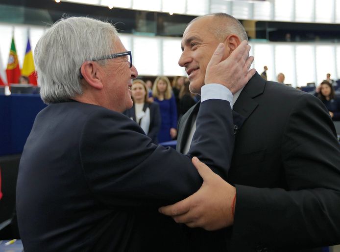 Commissievoorzitter Jean-Claude Juncker (links) geeft de Bulgaarse premier Boyko Borissov een knuffel.