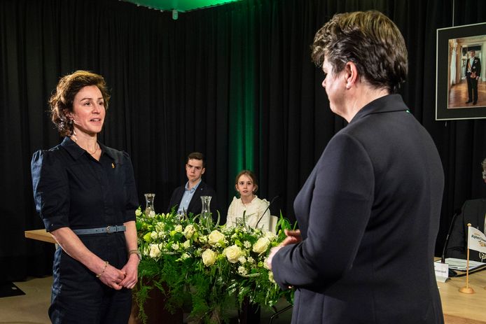 Commissaris van de koning Ina Adema (rechts) beëdigt Lieke Schuitmaker als de nieuwe burgemeester van Alphen-Chaam. Haar zoon en dochter kijken toe.