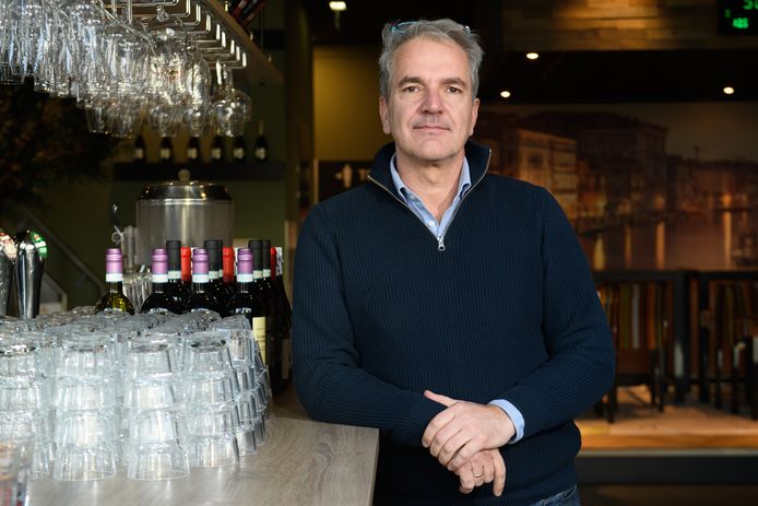 Eigenaar Peter Wicknig van Punto Pasta staat het water aan de lippen, maar hij blijft open en blijft bezorgen. Alleen niet langer door Thuisbezorgd, vanwege de extra kosten die dat met zich meebrengt.
