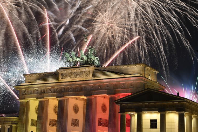 Het vuurwerk van de Duitse hoofdstad Berlijn. Beeld Monika Skolimowska/dpa-Zentralbi