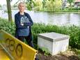 Iris Vellema, fractievoorzitter van de Partij voor de Dieren in Zutphen, bij een betonnen vangbak voor ratten.