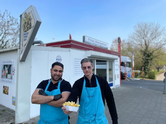 Ilyes Alami (links) en Steven De Smedt geven de frituur aan de Watersportbaan een nieuw leven.