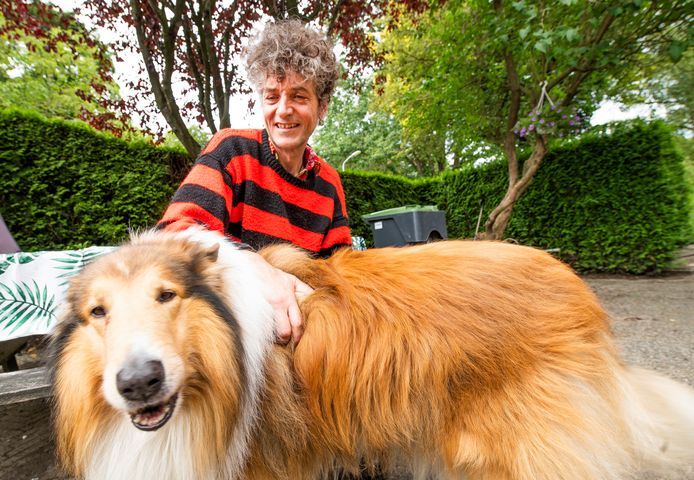 Mark Gilligan en hond Eddy in de tuin bij zijn woning in Voorst.