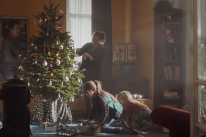 Screenshot uit de kerstcommercial van de Nederlandse supermarktketen Plus.