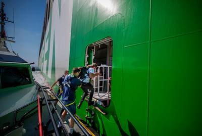 Zo is het om grootste schip ter wereld haven binnen te loodsen: 'Als rijden in de stad in een auto zonder remmen'