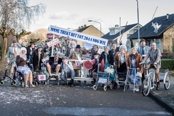 Optocht Klundert : Categorie C, grote Loopgroepen. M.M.M.L. Thema :Wij blijve dur nog nu aontal jaor aon trekke.