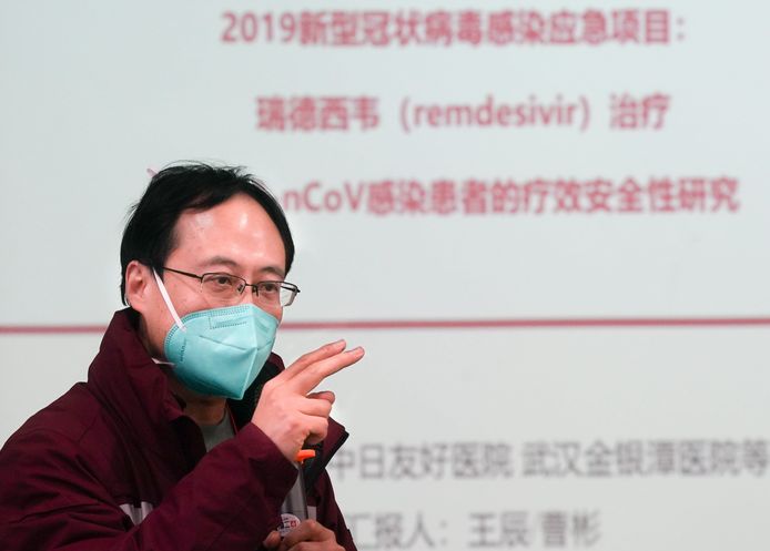 Sprekers op een medische conferentie in Wuhan, begin februari, over de mogelijkheden van het medicijn remdesivir.