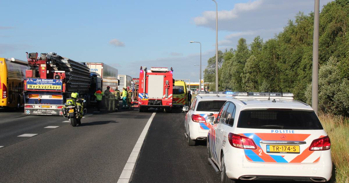 Ongeval met vrachtwagens op A1 bij Holten: file lost langzaam op.