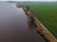 Rivier het Zwarte Water nabij Zwartsluis. Rijkswaterstaat gaat vanaf Hasselt tot Flevoland over flinke afstanden stalen damwanden plaatsen.