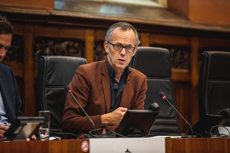 Mobiliteitsschepen Filip Watteeuw: “Nu doen sommigen alsof de elektrische auto een wondermiddel is, maar het blijft een auto die voor files zorgt. Een slimme kilometerheffing is dan de beste oplossing.”