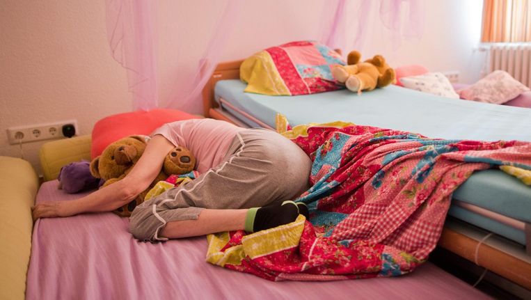 Demente oudere in Duitsland, naast het bed matrassen om verwondingen te voorkomen. Beeld epa