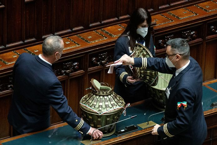 Un législateur dépose son bulletin de vote lors du scrutin à la Chambre des députés, à Rome, en Italie, le 26 janvier 2022.