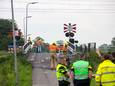 Hulpdiensten zijn dinsdagochtend ter plekke na een aanrijding bij een spoorwegovergang ter hoogte van de Tweede Tochtweg in Nieuwerkerk aan den IJssel.