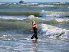 Chaos bij EK openwaterzwemmen in woeste zee: ‘De leiding is het kwijt’