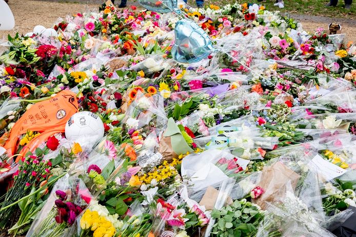 Bloemen, kaartjes en steunbetuigingen op het 24 Oktoberplein.