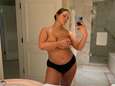 Ashley Graham prend la pose à moitié nue pour célébrer son corps post-partum