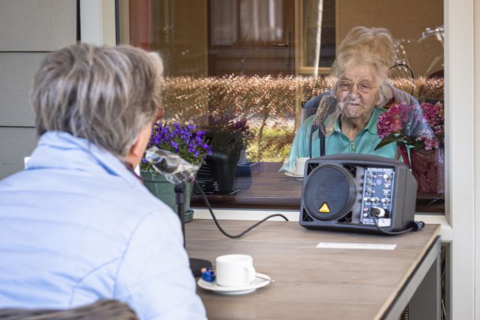Willy Ruegebrink (l) en haar 98-jarige moeder, mevrouw Achterstraat, praten bij.
