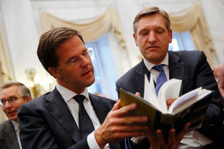 Premier Mark Rutte en CDA-leider Sybrand Buma bladeren door de biografie van Gerbrandy. Beeld anp