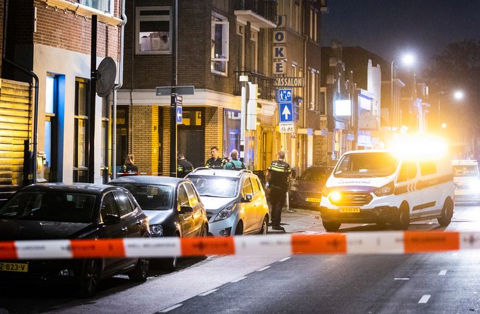 De hoek van de De la Reystraat en de Toulonselaan in Dordrecht, waar woensdagavond een heftig schietincident plaatsvond waarbij twee agenten en één aanvankelijke verdachte gewond raakten.