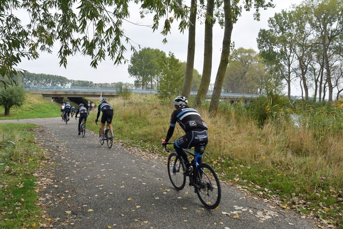 De wielrenners rijden richting Sluis over het jaagpad tussen Brugge en Sluis.