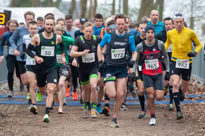 Koen van Dijk (links) met startnummer 50 schreef zondag de 10 kilometer van de Bergcross op zijn naam.
