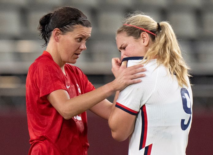 Christine Sinclair (canada) spreekt troostende woorden tegen VS-middenvelder Lindsey Horan na de halve voetbalfinale in Kashima.