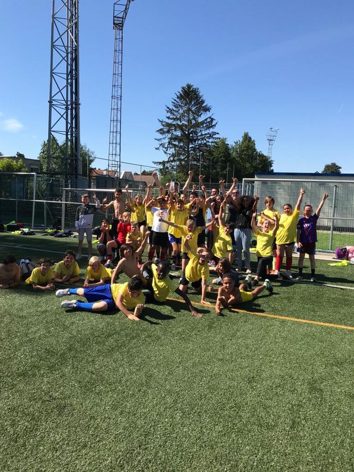 Zesde leerjaar van basisscholen voetballen tegen elkaar