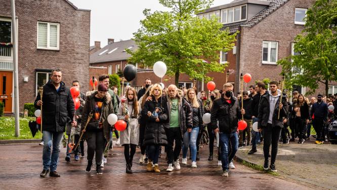Moeder van Eduard slaakt hartenkreet bij stille tocht: ‘Waarom moet ik hem begraven? Waarom is hij vermoord?’