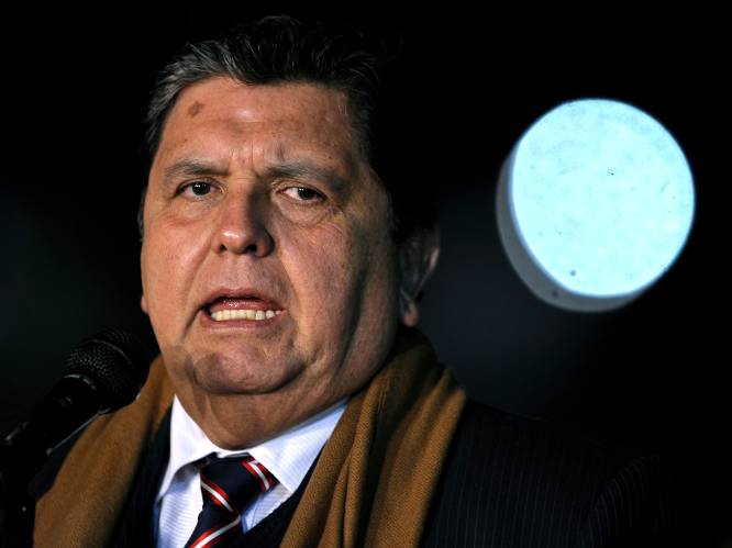 Oud-president van Peru overleden nadat hij zichzelf in nek schiet als politie aanklopt voor arrestatie in omkopingsonderzoek