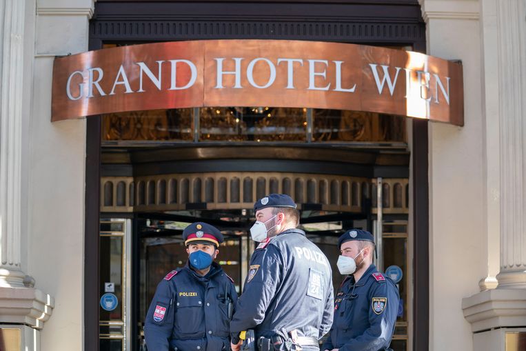 De onderhandelingen over een herleving van het Iran-akkoord spelen zich af in het Grand Hotel Wien in Wenen. Het is de vraag of een vermoedelijke aanval op een nucleaire installatie zondag in Iran invloed zal hebben op de onderhandelingen.  Beeld AP