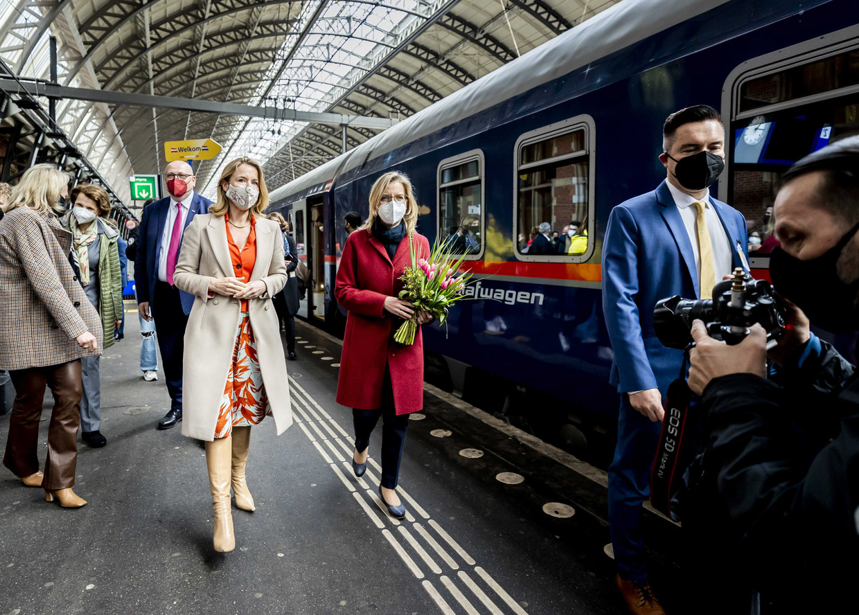 Staatssecretaris Stientje van Veldhoven (infrastructuur) en de Oostenrijkse minister van mobiliteit Leonore Gewessler zetten de aankomst van de eerste Nightjet op Amsterdam Centraal luister bij. Beeld ANP