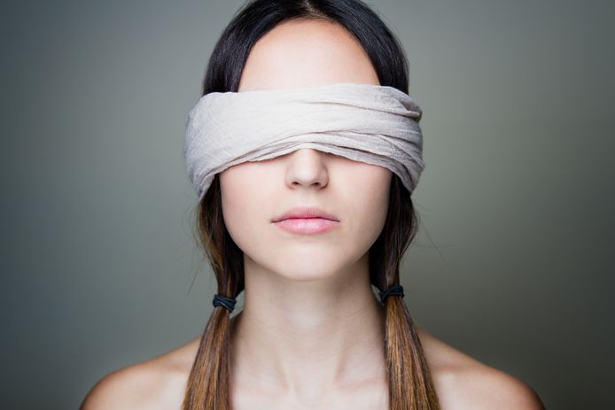De vrouw blinddoekte haar partner.