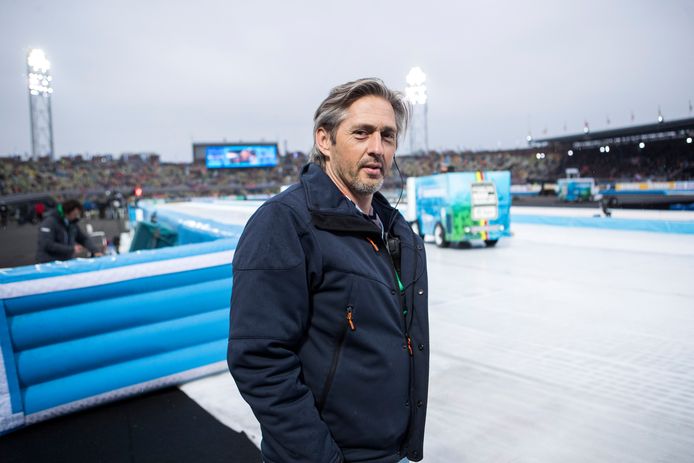 Beert Boomsma als ijsmeester in actie tijdens het WK allround in het Olympisch Stadion in 2018.