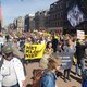 Protestmars door Amsterdam tegen kabinetsbeleid: ‘We moeten juist nu scherp blijven’