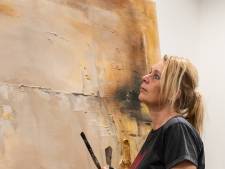 Myrna en haar broer Wim brengen staal en kunst samen: ‘Een stoere lijst versterkt mijn schilderijen’