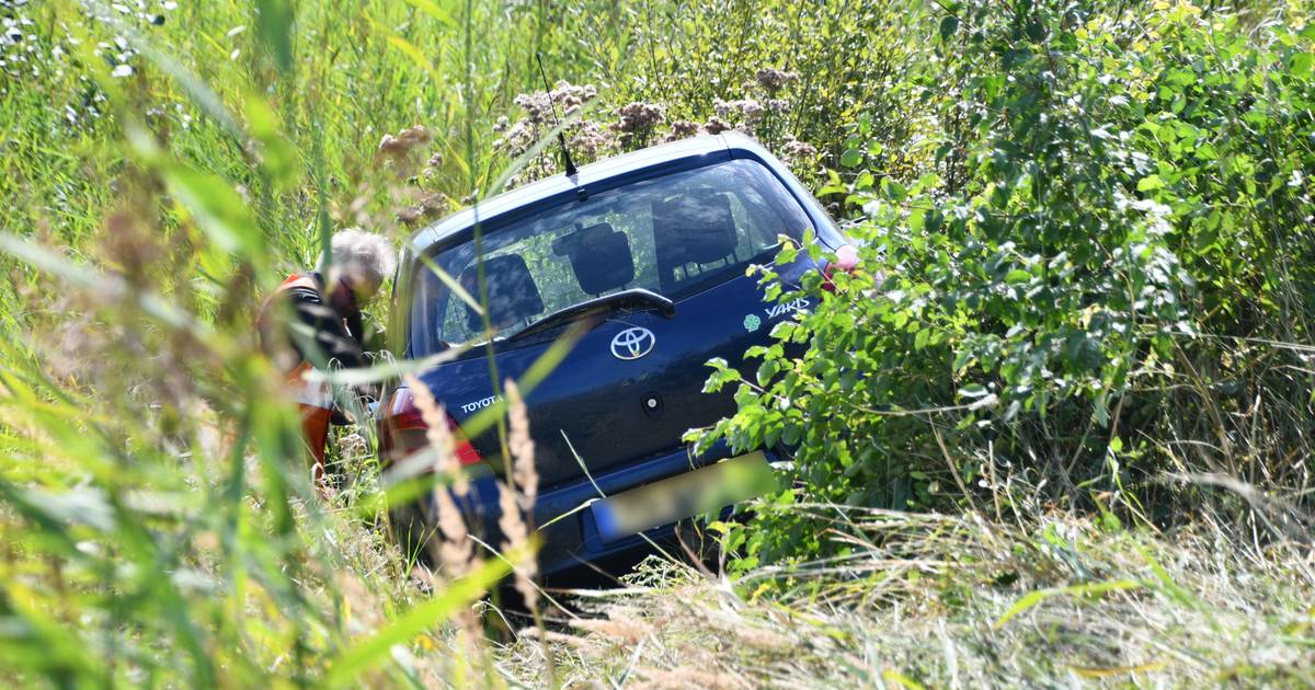 Automobilist belandt in sloot naast de N253 bij Oostburg
