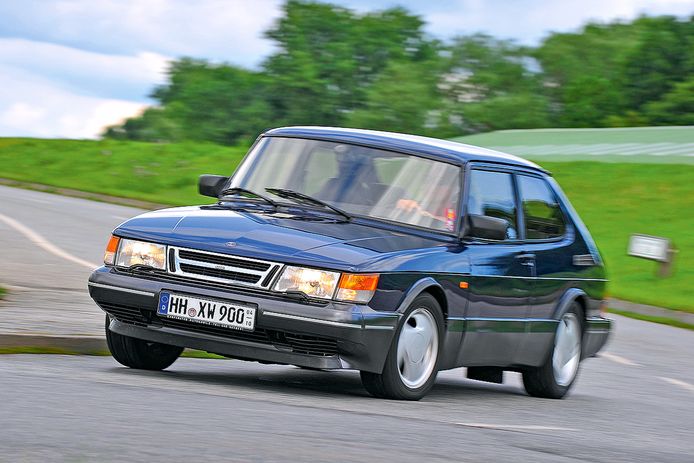 Saab 900.