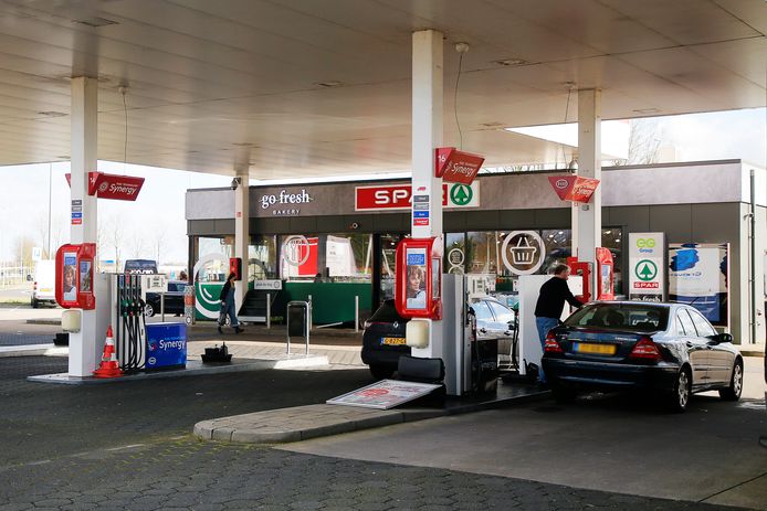 Nergens is de benzine zo duur als bij dit tankstation, en tóch is het ...